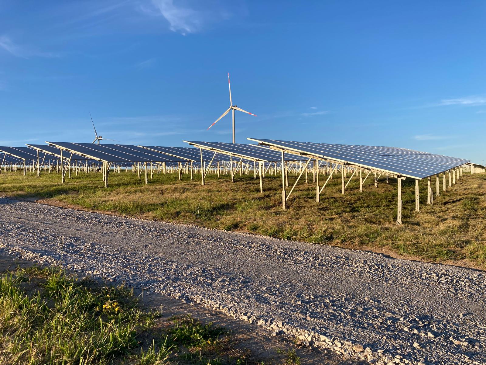 PV-Anlagen auf einem großen Feld unter Wolken